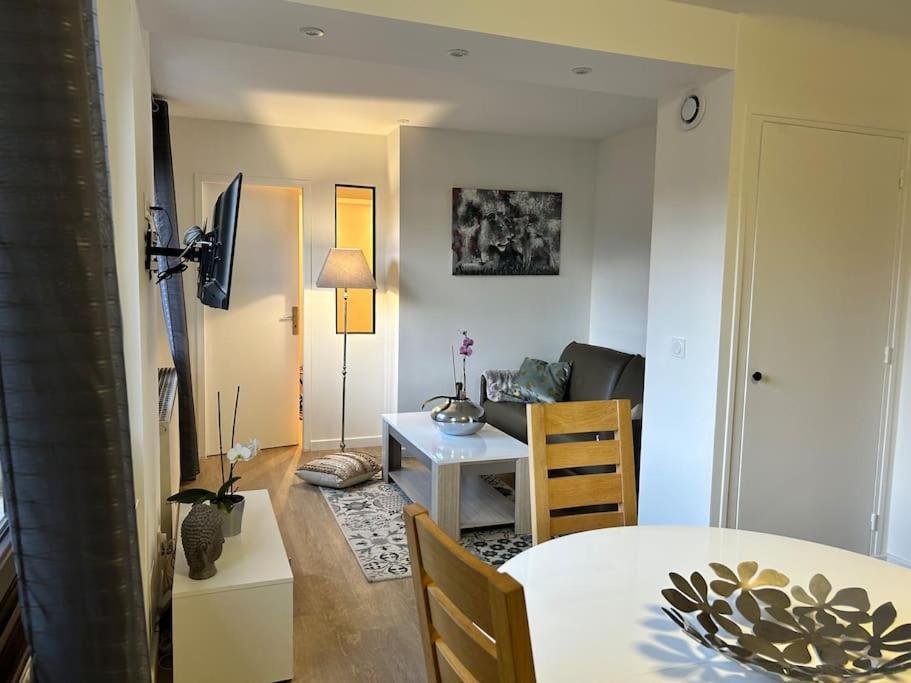 un salon avec une table et un canapé dans l'établissement Appartement 3 chambres vue sur Annecy dans maison avec climatisation, à Annecy