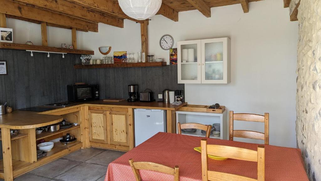 Kuchyň nebo kuchyňský kout v ubytování Rez-de-jardin indépendant dans ferme maraichère bio avec grand jardin privatif clos et arboré