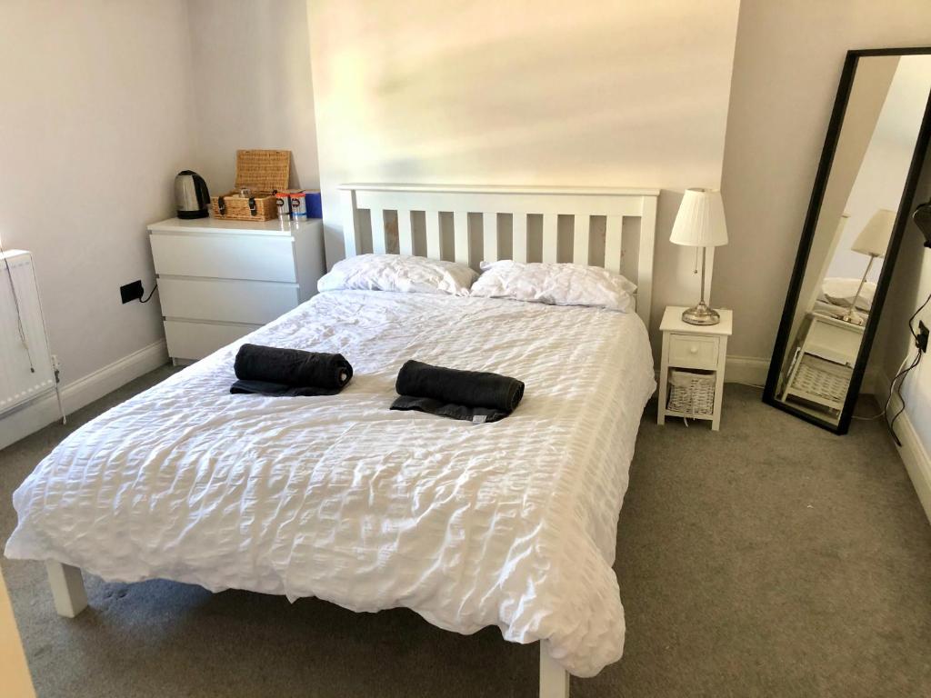 1 dormitorio con 1 cama con 2 almohadas negras en Double Room Haggerston en Londres