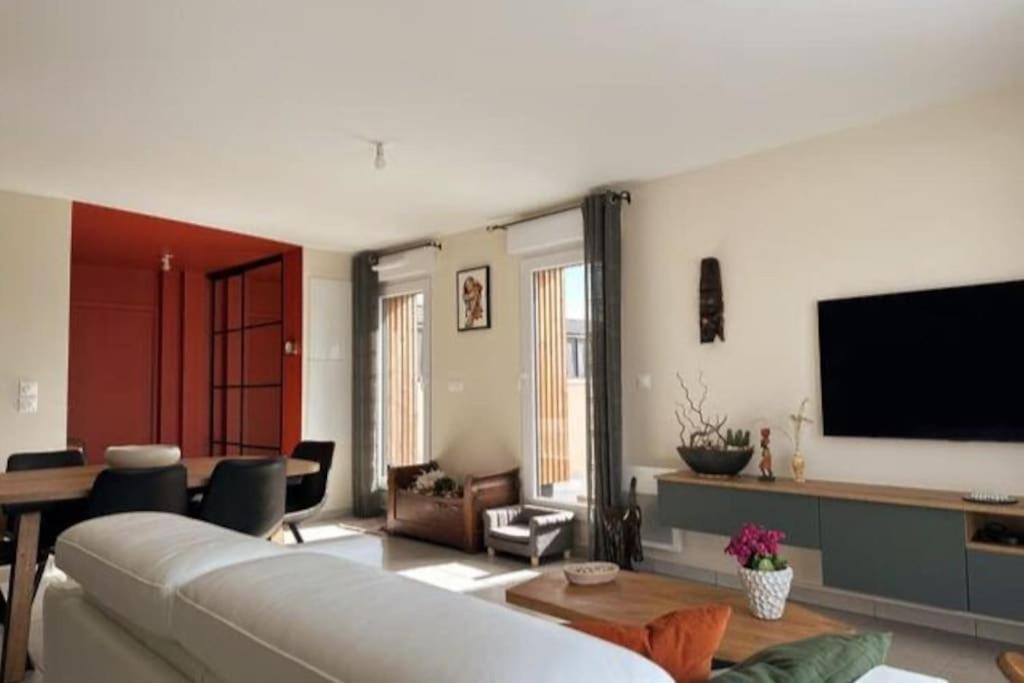 Et tv og/eller underholdning på Appartement spacieux et terrasse