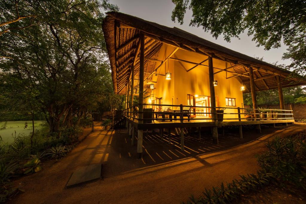 una casa con un gran porche en el lateral. en Bush Villas on Kruger en Phalaborwa