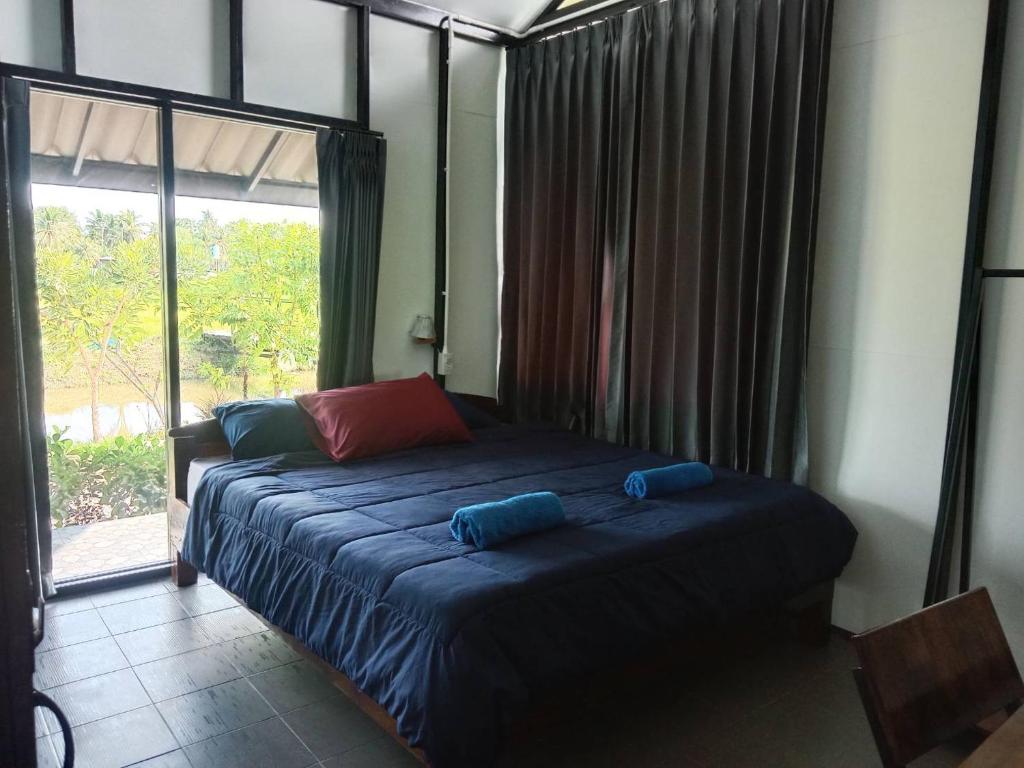 Postel nebo postele na pokoji v ubytování สุขเสมอ โฮมสเตย์ (Suk-Samer homestay)