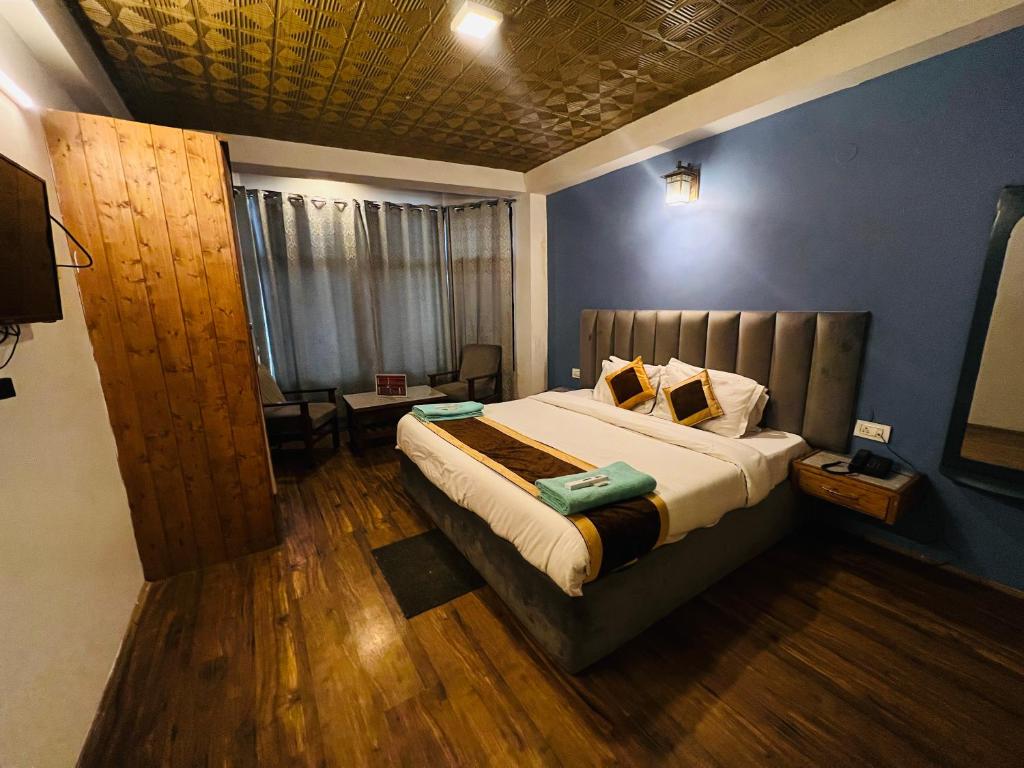 Postel nebo postele na pokoji v ubytování Hotel Green Link -#Near volvo bus stand #Mountain view #river view #open terrace