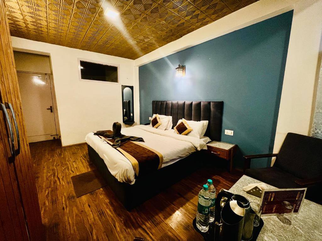 Postel nebo postele na pokoji v ubytování Hotel Green Link -#Near volvo bus stand #Mountain view #river view #open terrace