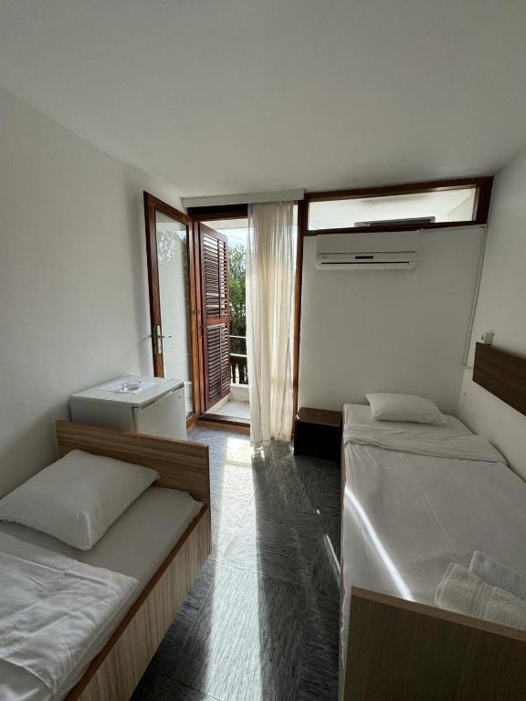 Postel nebo postele na pokoji v ubytování Hotel Kamelija