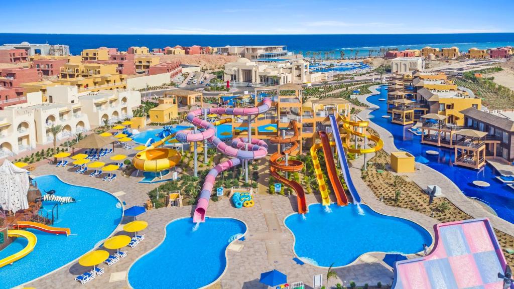 Bazén v ubytování Pickalbatros Vita Resort - Portofino Marsa Alam nebo v jeho okolí