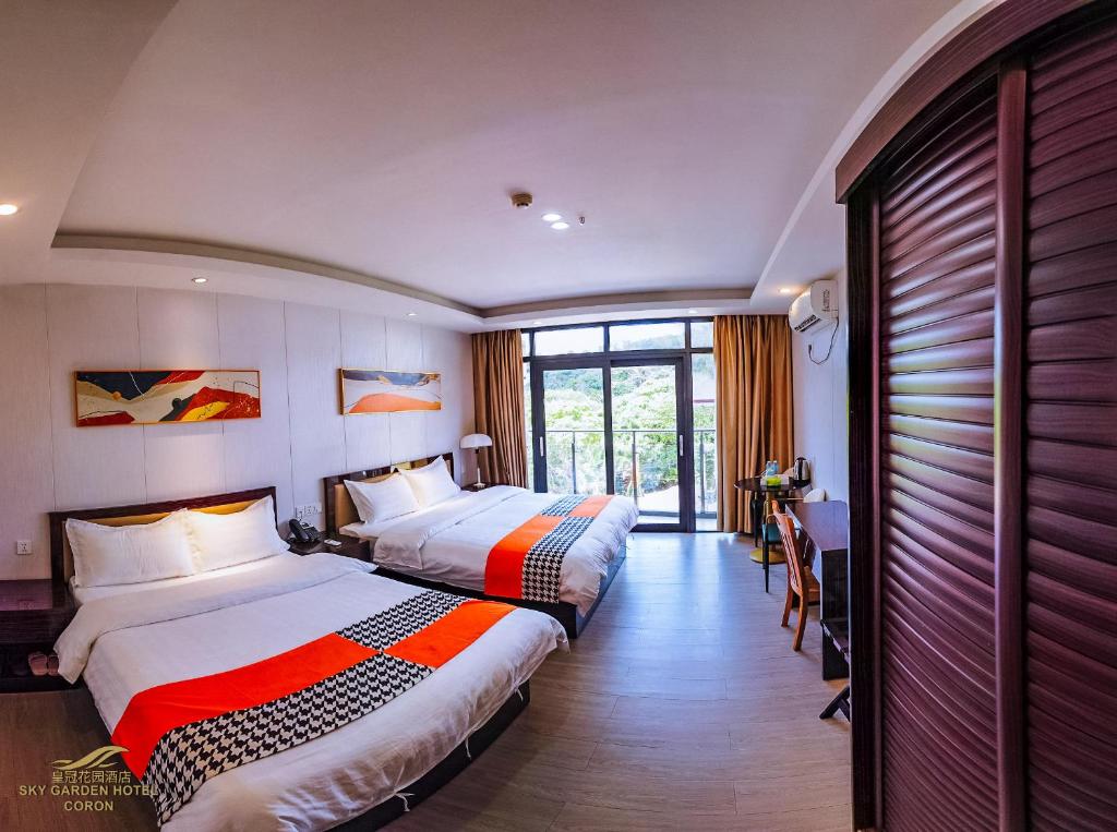 Postel nebo postele na pokoji v ubytování Sky Garden Hotel