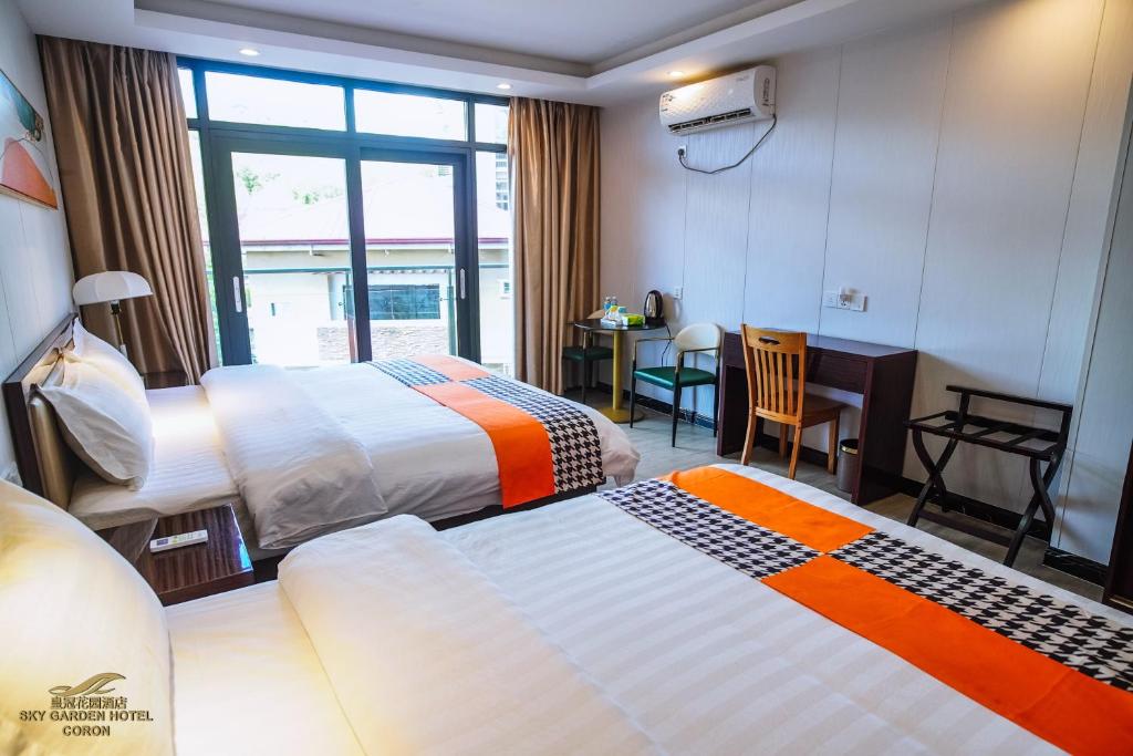 Postel nebo postele na pokoji v ubytování Sky Garden Hotel
