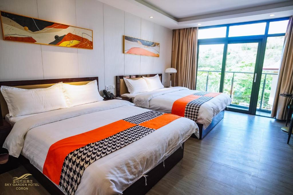 Postel nebo postele na pokoji v ubytování Sky Garden Hotel