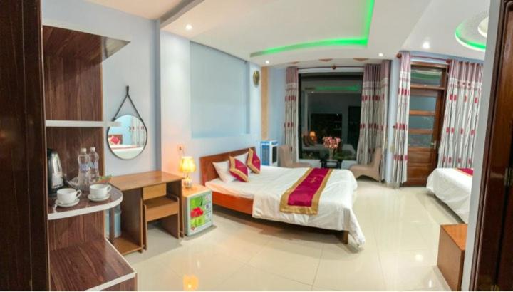 um quarto de hotel com uma cama e um sofá em RUBY HOMESTAY em Hue