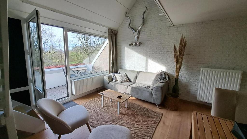 A seating area at Appartement Bru Zeeland