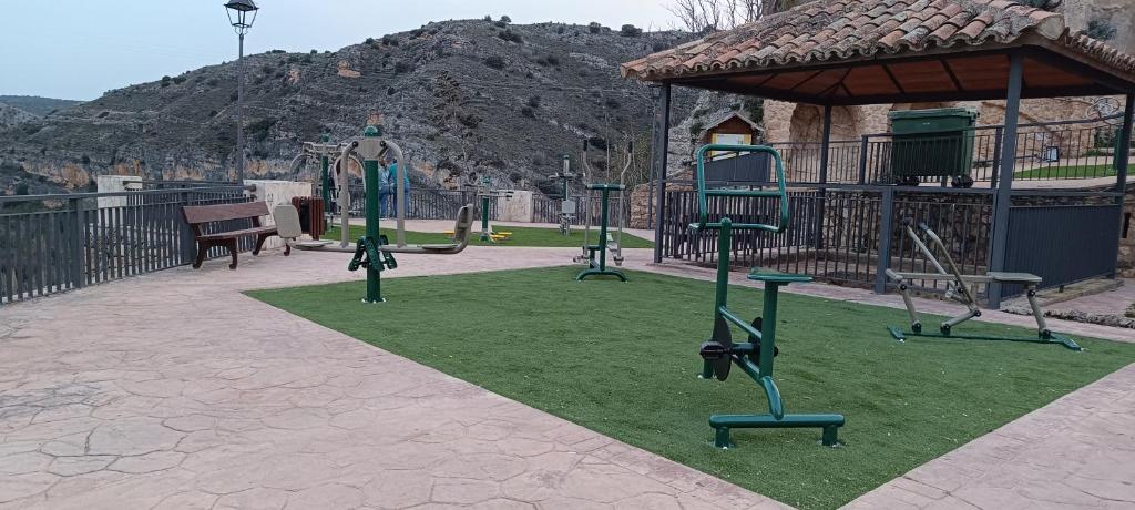 un parque con parque infantil con columpios en Casa Rural Reyes, en Nuévalos