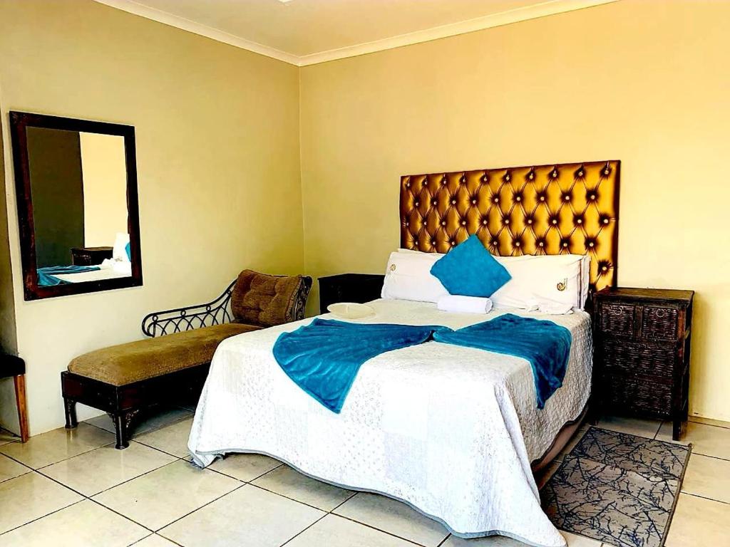 Rúm í herbergi á Eeufees Guesthouse