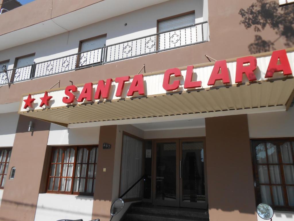 um sinal para uma clínica Santa Clara num edifício em Hotel Santa Clara em Termas de Río Hondo