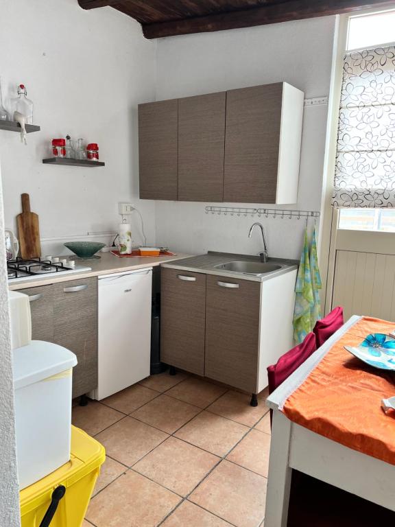 A kitchen or kitchenette at Marzamemi Da Giusy