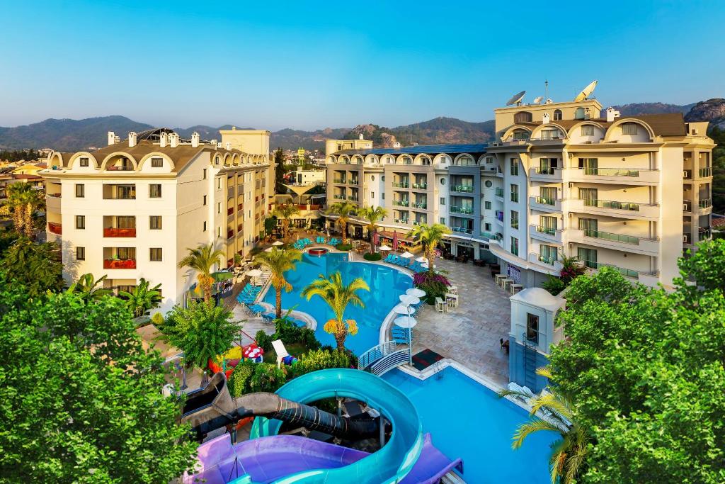 una vista aérea de un parque acuático en un complejo en Costa Mare Suites, en Marmaris