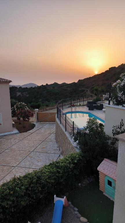 Bazén v ubytování Gîtes Sassone, vue panoramique sur Ajaccio et la mer nebo v jeho okolí