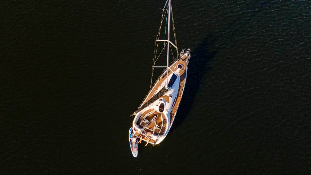 una vista aérea de un barco en el agua en Sailing Life Style - Rejsy mazurskie ze sternikiem., en Kolonia Rybacka
