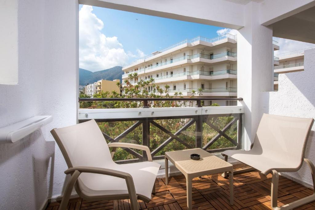 Nespecifikovaný výhled na hory nebo výhled na hory při pohledu z hotelu