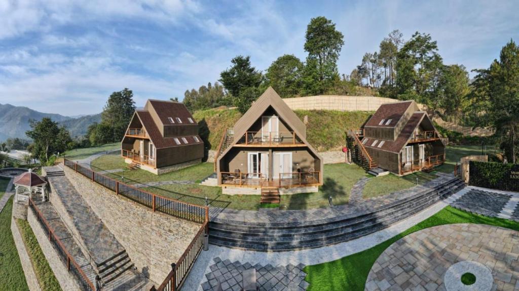 奇爾的住宿－Samsara Luxury Cottages & Spa !! Best Resort in Chail，模拟器房屋的建筑 ⁇ 染