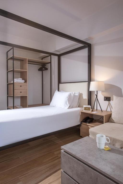 Postel nebo postele na pokoji v ubytování Hersonissos Palace
