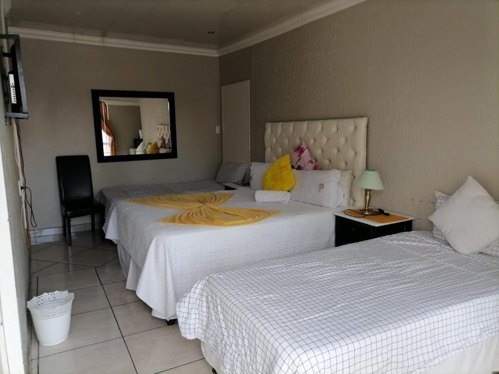 Rúm í herbergi á Eeufees Guesthouse