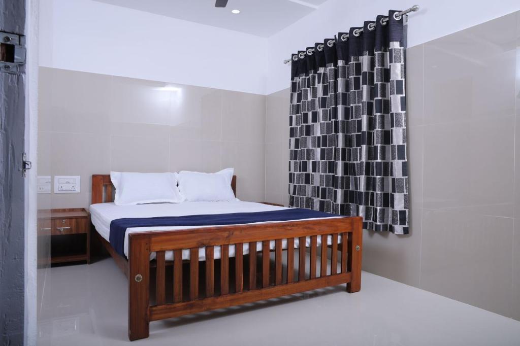 um quarto com uma cama e uma cortina de chuveiro em preto e branco em Asian Nest Serviced Apartments em Cochin