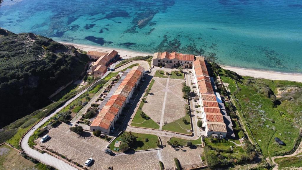 una vista aerea di un edificio vicino all'oceano di "CASA CANSELLA" a few steps from the sea a Gonnesa