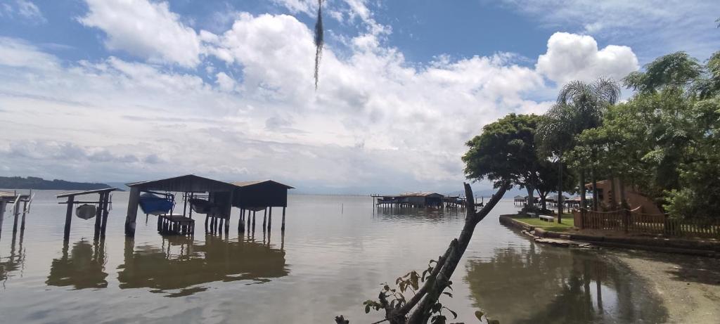 a large body of water with at Vista da lagoa in Laguna