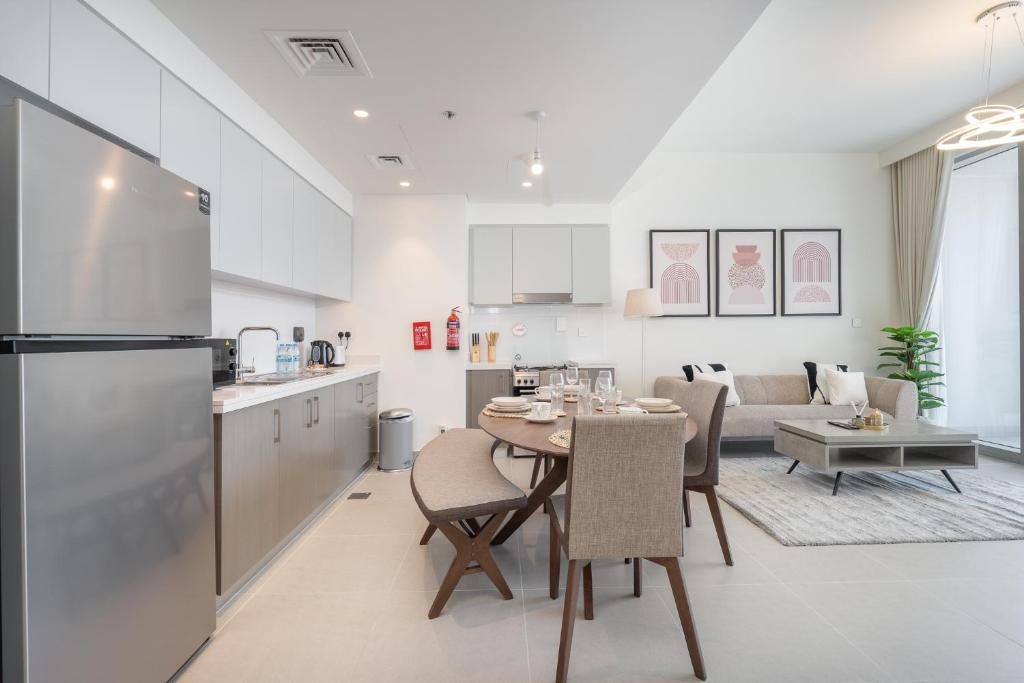 uma cozinha e sala de estar com mesa e cadeiras em Heaven Crest Holiday Homes - Luxury Forte em Dubai