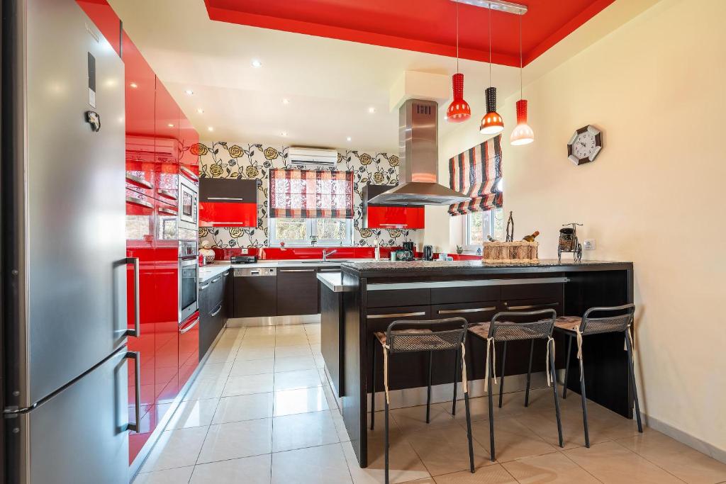 Kuchyň nebo kuchyňský kout v ubytování Paramithia Villa