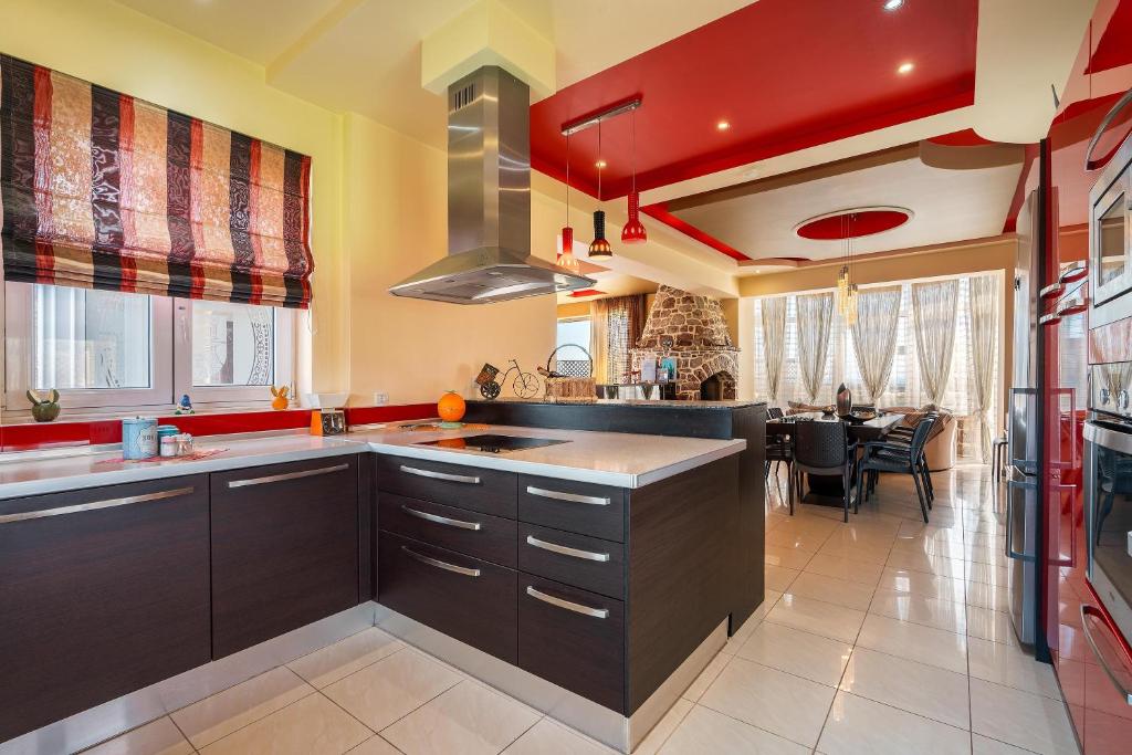 Kuchyň nebo kuchyňský kout v ubytování Paramithia Villa