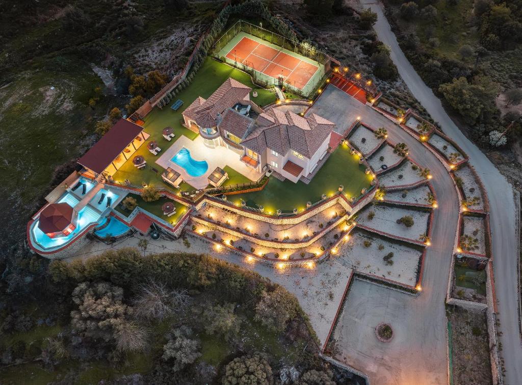 una vista aérea de un complejo con luces en Paramithia Villa, en Afantou