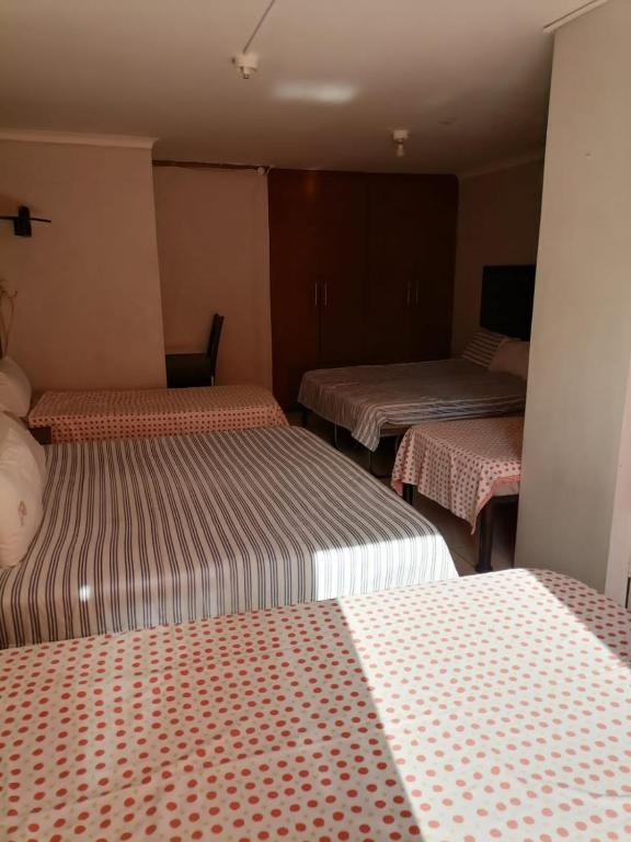 Rúm í herbergi á Eeufees Guesthouse