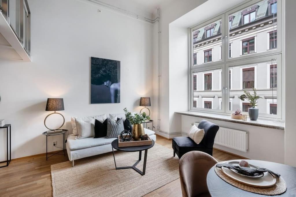 Χώρος καθιστικού στο Prime Location: Spacious & Central