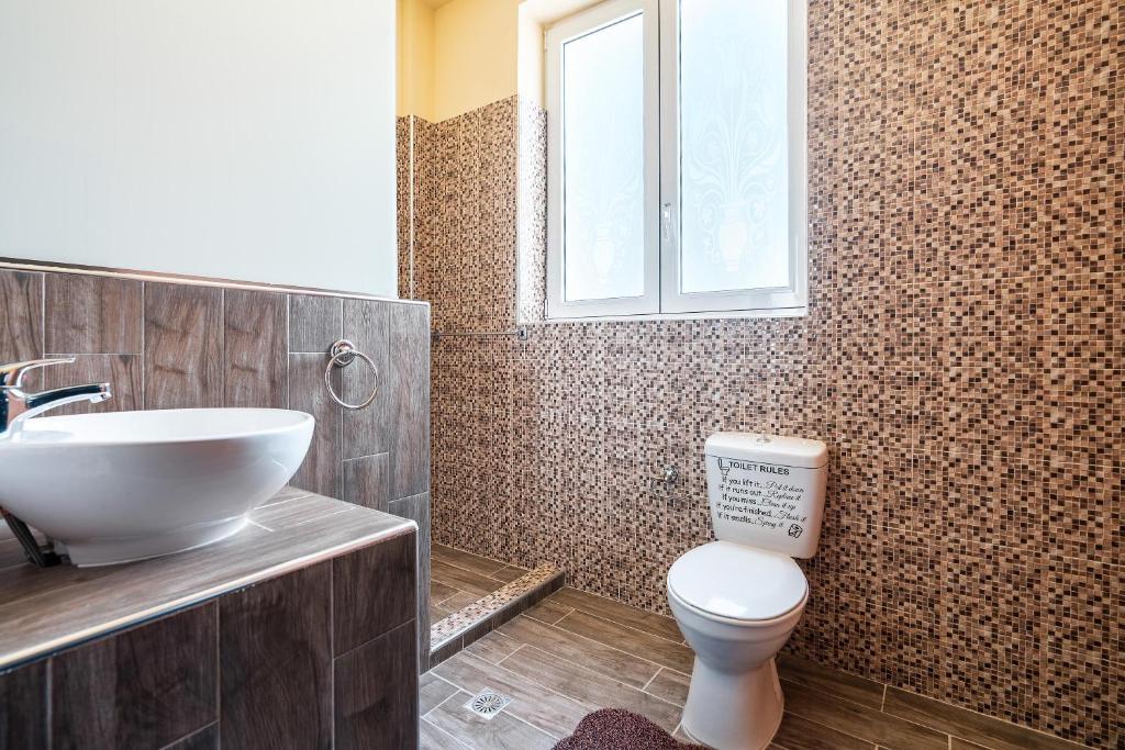 Koupelna v ubytování Paramithia Villa