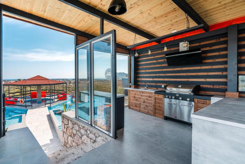 Bazén v ubytování Paramithia Villa nebo v jeho okolí