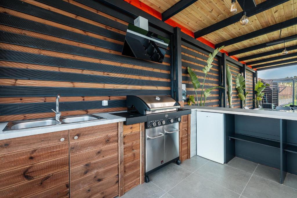 Kuchyň nebo kuchyňský kout v ubytování Paramithia Villa