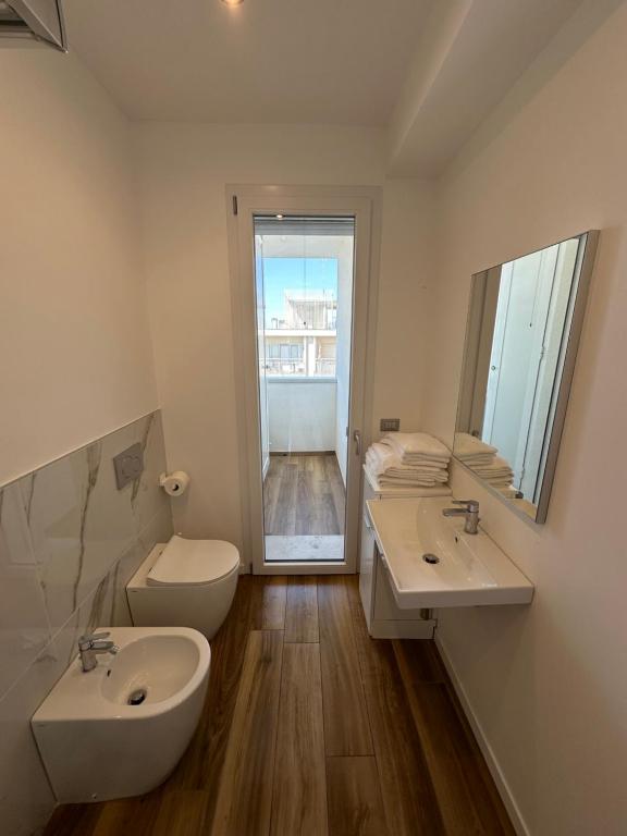Łazienka w obiekcie Marina Dream Beach Apartments with Sea View Terrace - Agenzia Cocal