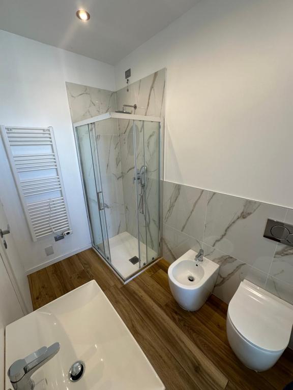Łazienka w obiekcie Marina Dream Beach Apartments with Sea View Terrace - Agenzia Cocal