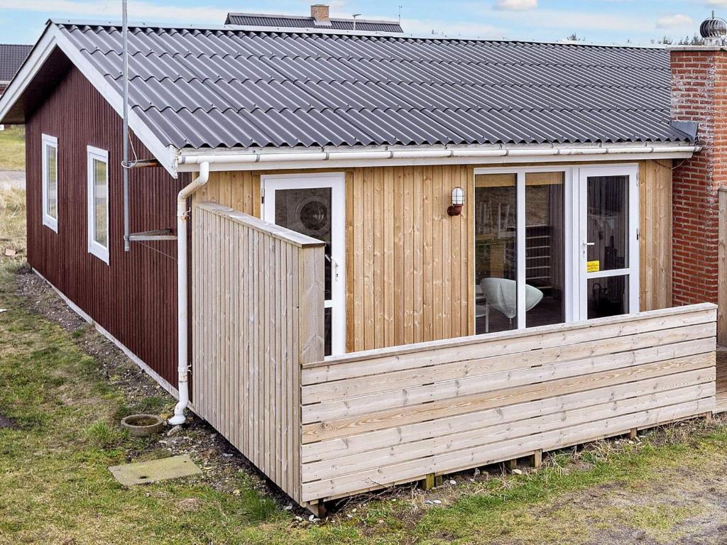 Nørre VorupørにあるSerene HolidayHome in Thisted near Seaの木造の小さな建物