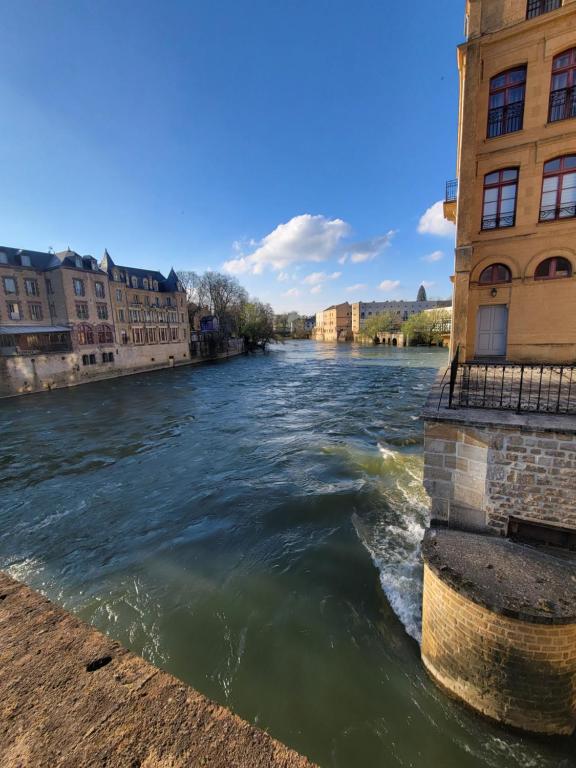 Výhled na řeku, která protéká v blízkosti apartmánu