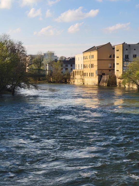 Výhled na řeku, která protéká v blízkosti apartmánu