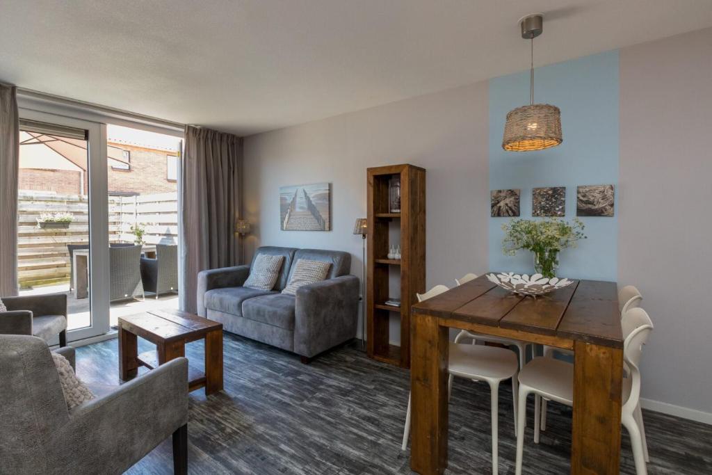 Χώρος καθιστικού στο Vakantiewoning in centrum Zoutelande, bij het strand