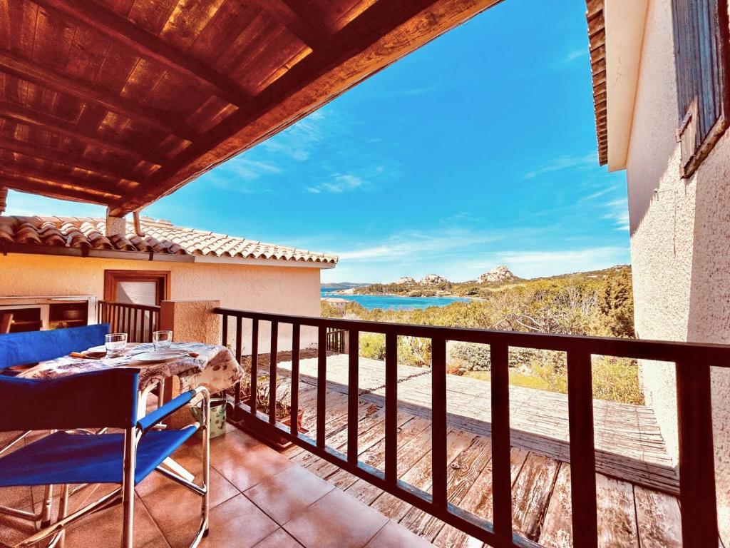 einen Balkon mit einem Tisch und Stühlen sowie Meerblick in der Unterkunft Sea View Mucchi Bianchi in Baja Sardinia