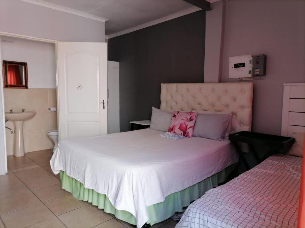 Rúm í herbergi á Eeufees Guesthouse