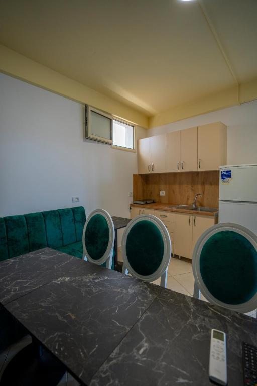 Una cocina o zona de cocina en Golden Sleep Hostel