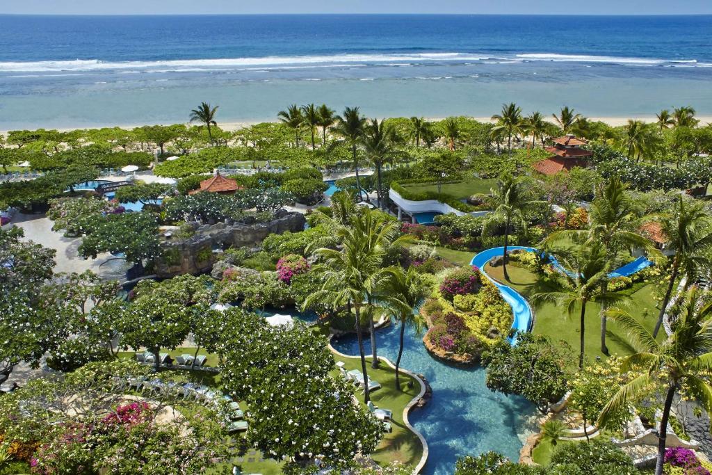 - une vue aérienne sur le complexe et l'océan en arrière-plan dans l'établissement Grand Hyatt Bali, à Nusa Dua