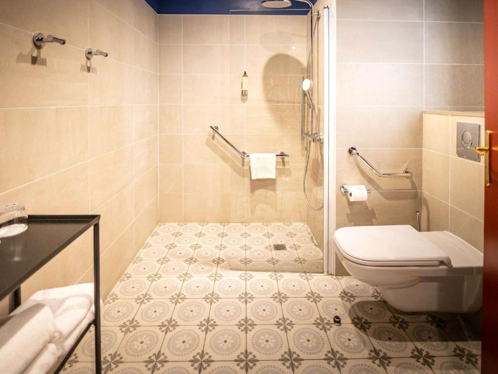 Salle de bains dans l&#39;&eacute;tablissement H&ocirc;tel Mercure Rochefort La Corderie Royale
