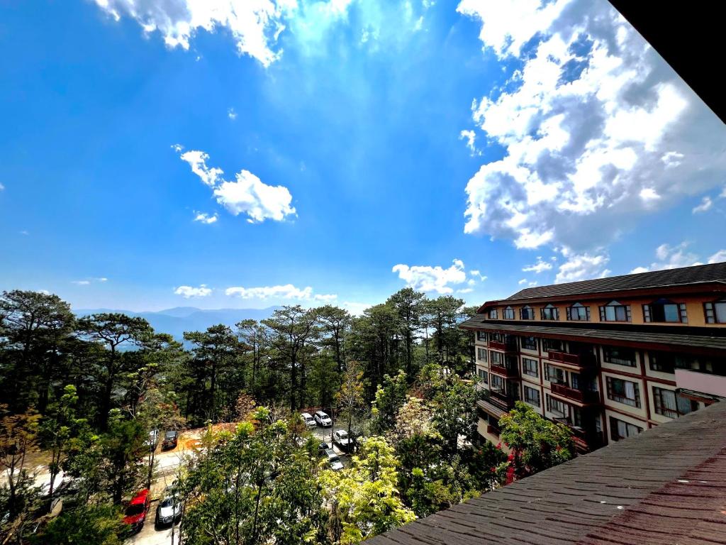 een uitzicht vanaf het dak van een gebouw bij The Forest Lodge at Camp John Hay privately owned unit with parking 545 in Baguio